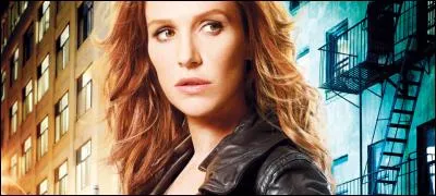 Dans la série "Unforgettable", comment s'appelle cette enquêtrice dont la particularité est d'avoir une mémoire infaillible ?