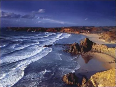 De quel chanteur "La Mémoire et la Mer" est-elle une chanson emblématique ?