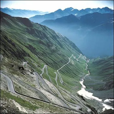 Dans quel massif montagneux se trouvent les coureurs du Tour de France quand ils gravissent le col du Tourmalet (2 115 m) ?