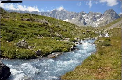 En 1956, cette rivale de Dalida interprétait "Le Torrent". Quel est le nom de cette chanteuse décédée en 2005, qui vendit plus de 80 millions d'albums au cours de sa carrière ?