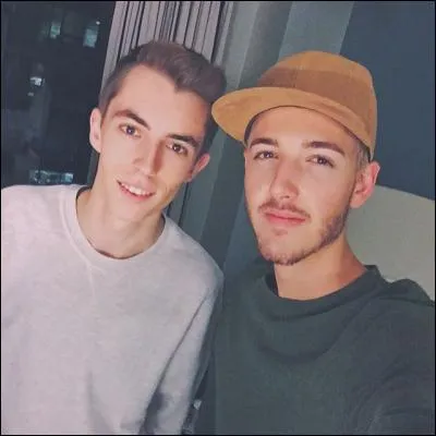 Comment s'appelle sa chaîne secondaire ?