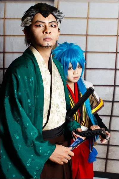 Qui est l'homme au premier plan ?