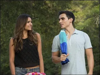 Après avoir oublié qu'elle aimait Damon, avec qui Elena sort-elle dans la saison 6 ?