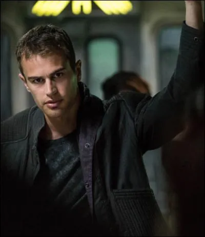 Quel acteur jour le rôle de Tobias Eaton (Quatre) ?