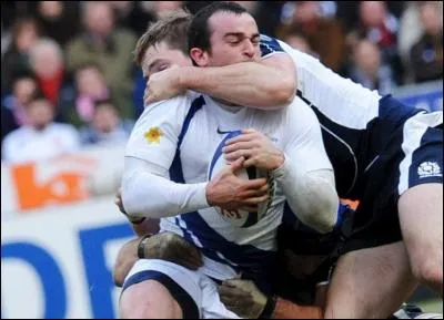 Dans le jargon du rugby, comment appelle-t-on un placage dangereux effectué au niveau du cou ou du visage ?