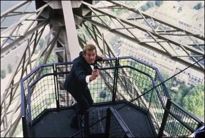 L'acteur Christopher Walken- scène mythique tournée à la Tour Eiffel - Roger Moore interprète son dernier James Bond - bande originale musicale du groupe Duran Duran