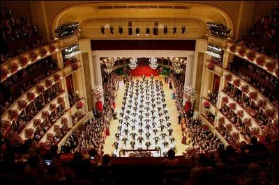 La violoncelliste Kara Milovy - guerre froide - l'actrice britannique Maryam d'Abo - scène d'ouverture jouée à Gibraltar