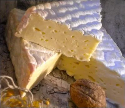 Fromage français de lait de vache produit et affiné sur le territoire de l'ancienne Normandie historique - protégé par une appellation d'origine - la recette aurait été conçue par des moines cisterciens au 12e siècle.