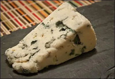 Fromage à pâte persillée élaborée exclusivement avec des laits crus de brebis - première appellation d'origine (AO) reconnue en 1925 - souches de micro-organismes Penicillium
