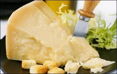 Fromage italien traditionnel de lait de vache, produit dans une zone limitée en Émilie-Romagne et du sud de la Lombardie - appelé le "roi des fromages italiens" - friable, il présente une saveur fruitée et un piquant unique