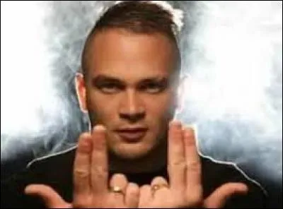 Qui est ce chanteur ayant chanté un remix de "Barbie Girl" ?