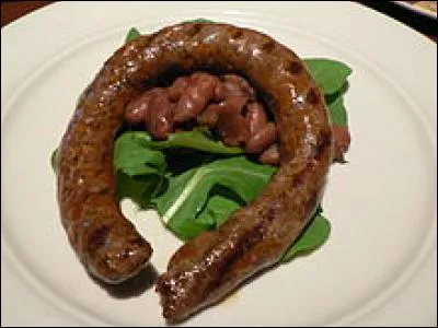 C'est une petite saucisse rouge épicée et pimentée à base de viande de buf et de mouton.