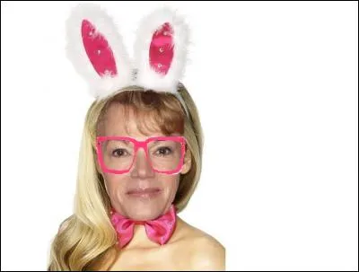 Ce costume lui va comme un gant ! Qui est cette jolie lapine ?