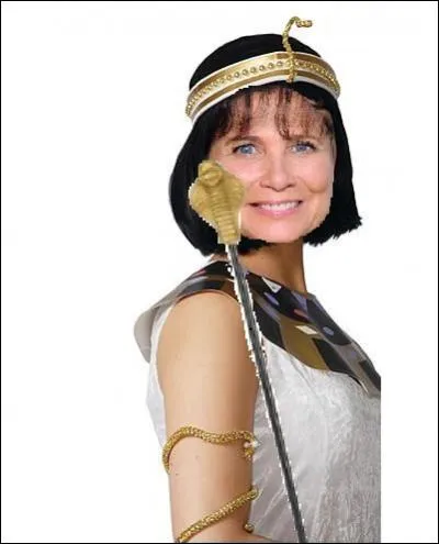 Quoi de mieux pour accompagner ce roi que Cléopâtre, reine d'Égypte. Mais qui se cache derrière ce costume ?
