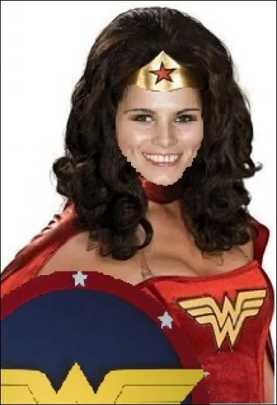 Cette jolie brune a choisi de revêtir le costume de Wonder Woman. Elle est la compagne de Yoann Gourcuff, c'est :