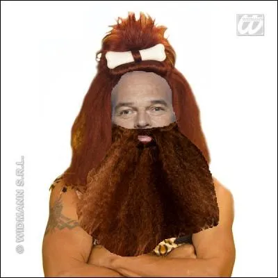 Réputé pour ses caméras cachées ainsi que son sens de la répartie, cet animateur a voulu passer incognito en se déguisant en homme des cavernes. L'avez-vous reconnu ?