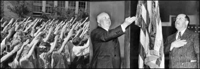 Voici une question un peu différente du thème de ce quizz ! 
Pendant cette cérémonie (salut au drapeau), un salut était traditionnellement effectué (l'hymne national y pouvant être joué ou chanté). Un an après l'entrée en guerre, le salut sera modifié.
Quel est ce pays et quel est le nom de ce salut ?