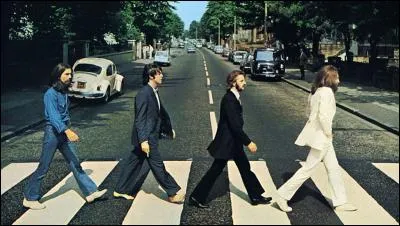 Sur la pochette de quel album enregistré en 1969, voit-on les Beatles traverser une rue sur un passage piéton ?