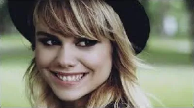 En 2009, Cur de pirate chante "Comme des...".