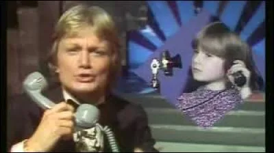 Dans quel hôtel la petite fille de la chanson "Le téléphone pleure" de Claude François passe-t-elle ses vacances ?
