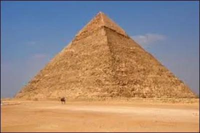 Construite sous la IVe dynastie, il y a environ 4 500 ans, quel est le nom de la plus grande pyramide d'Égypte, avec une hauteur initiale de 146 m ? (En effet aujourd'hui, avec l'usure du temps cette dernière ne mesure plus que 137 m).