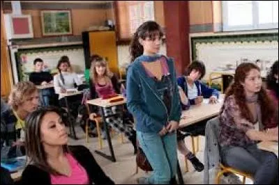 Après les vacances, Clem ne se sent pas bien, elle vomit, dans sa classe.
Dans quoi ou sur quoi vomit-elle ?