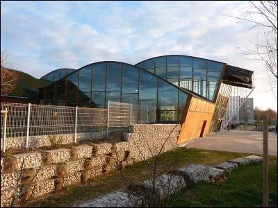 Autoroute A13 - le grand ensemble de logements le Val Fourr&eacute; - ville situ&eacute;e &agrave; 53 km de Paris - Philippe Auguste y mourut le 14 juillet 1223