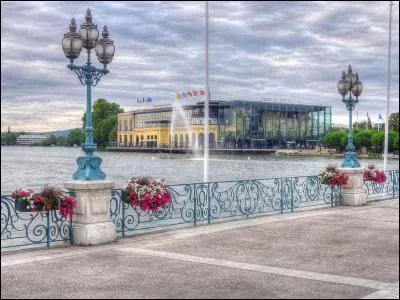 Unique station thermale d'Ile-de-France avec son lac et son casino - arrondissement de la ville de Sarcelles - l'h&ocirc;tel des Quatre-Pavillons - maison natale de Mistinguett