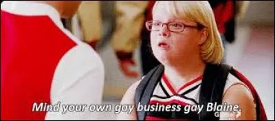 Comment s'appelle le garçon qui l'accompagne au bal de promo lors de la saison 2 ?