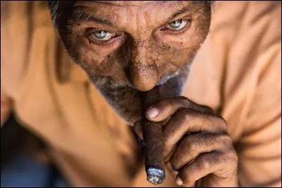 Dans cette île, les yeux bleus sont sûrement moins fréquents que ce qu'il tient à la main. Quelle est-elle ?