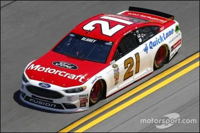 A quelle équipe cette voiture appartient-elle ? 
Indice : l'équipe en question est la plus ancienne de toutes !