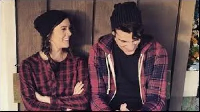 Depuis quel âge lui et sa sur ont-ils remporté chaque compétition de karaoké dans le camp d'été de Cheerleader à Wapakoneta dans lequel ils vont depuis des années ?