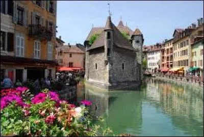 La Haute-Savoie et la Drôme. Quelle est la somme de leurs numéros ?