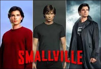 L'acteur qui joue le rôle de Clark Kent dans la série télévisée "Smallville" s'appelle Tom Welling.