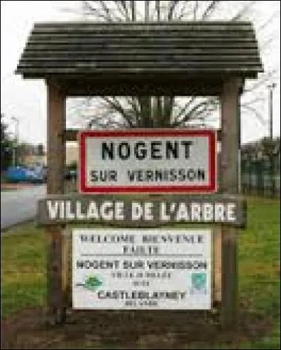Nous entrons à Nogent-sur-Vernisson. Village du Centre-Val-de-Loire dans la région agricole du Gâtinais pauvre, il se situe dans le département ...
