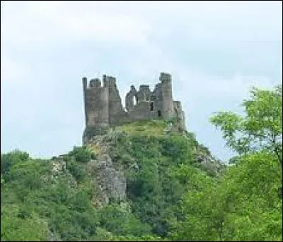 Voici les ruines du château-rocher de Saint-Rémy-de-Blot. Village du Puy-de-Dôme, il se trouve dans la nouvelle région ...