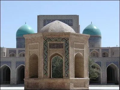 La Mosquée de Samarcande  la Mer d'Aral  la route de la soie  importantes richesses minières (gaz naturel, uranium, cuivre, pétrole)