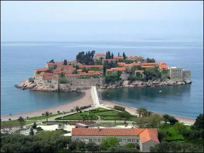 Déclaration d'indépendance le 3 juin 2006  la ville historique de Kotor et sa baie  l'Euro est la monnaie officielle de ce pays  pays frontalier de l'Albanie