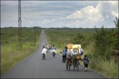 Un des pays les plus vastes au monde  mines de diamants et autres gisements d'importance  acquisition controversée de grandes étendues de terres  le président Joseph Kabila