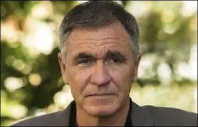 Comment s'appelle le proviseur de l'école où étudie la sur de Clem ?