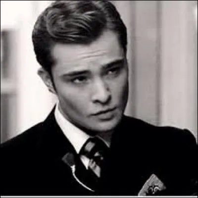 Dans la série Chuck apparaît comme fils unique, alors que dans le livre, il apparaît en ayant un frère nommé...