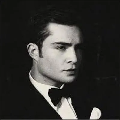 De qui est-il le fils adoptif ?