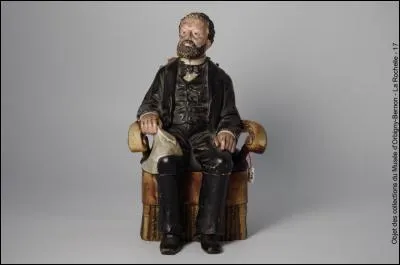 Cette figurine d'Émile Zola a une fonction autre que simplement décorative.
Quel est cet objet ?