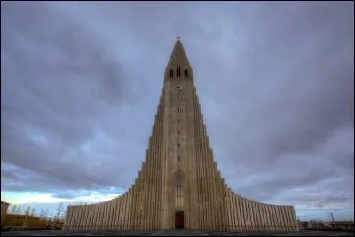 On a mis quelques 38 années pour construire cette église, au milieu du XXe s, dans la ville nommée "Baie des fumées". Dans quel pays ?