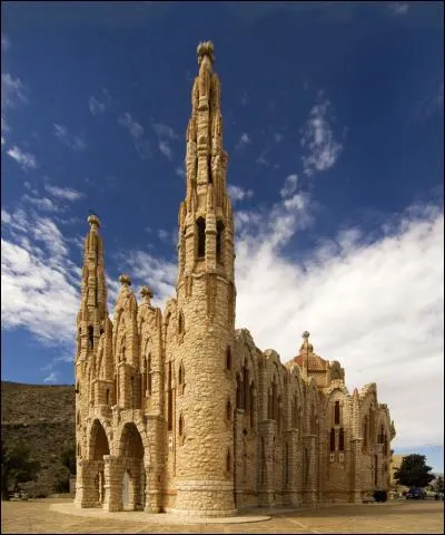 Le style de cette église est particulier et reconnaissable. De laquelle s'agit-il ?