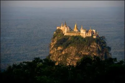 Comment pourriez-vous accéder au monastère bouddhiste du mont Bopa, en Birmanie ?