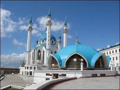 La mosquée de Qolsharif fut longtemps la plus grande après celle d'Istanbul. Où la trouve-t-on ?