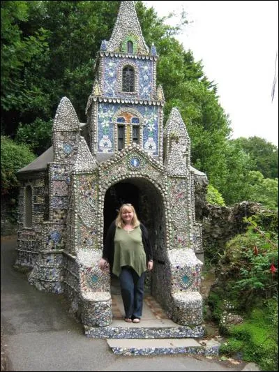 Sans être médisant, si tous les habitants de cette île sont de ce format, il doit y avoir beaucoup de chapelles de ce genre à ---- .(Complétez ! )