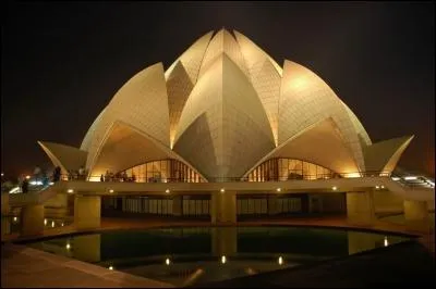 Ce "Temple du Lotus" indien de New-Delhi a au moins une particularité. Laquelle ?