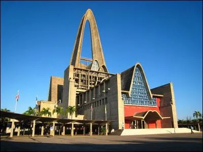 Plus récente, la basilique Notre-Dame de la Haute Grâce se trouve dans la ville d'Higüey. Mais dans quel pays ?
